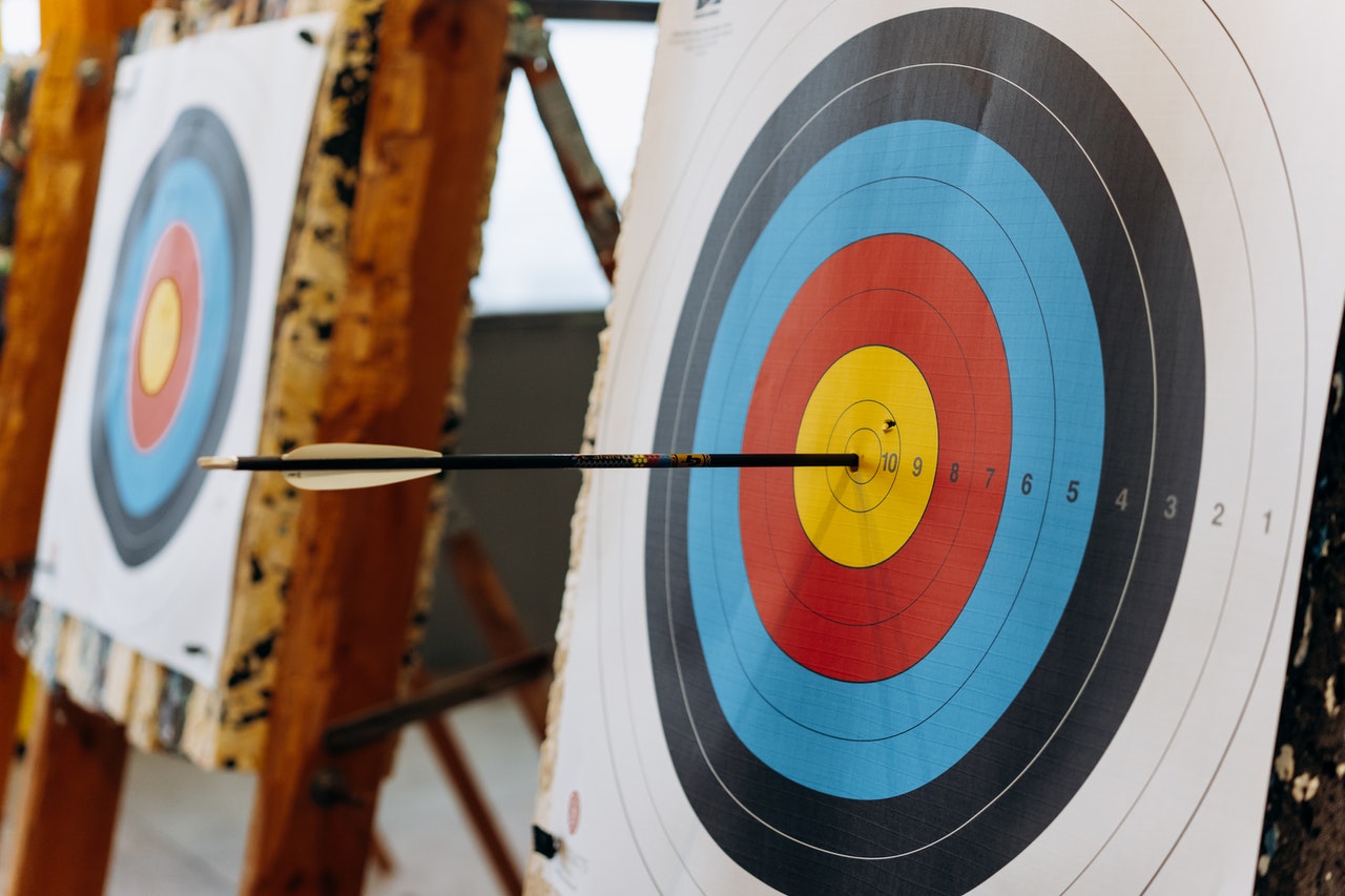 Can you use an archery target for throwing knives?