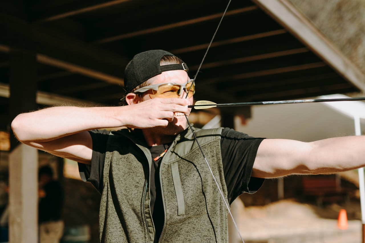 How far can a longbow shoot? We got the numbers!
