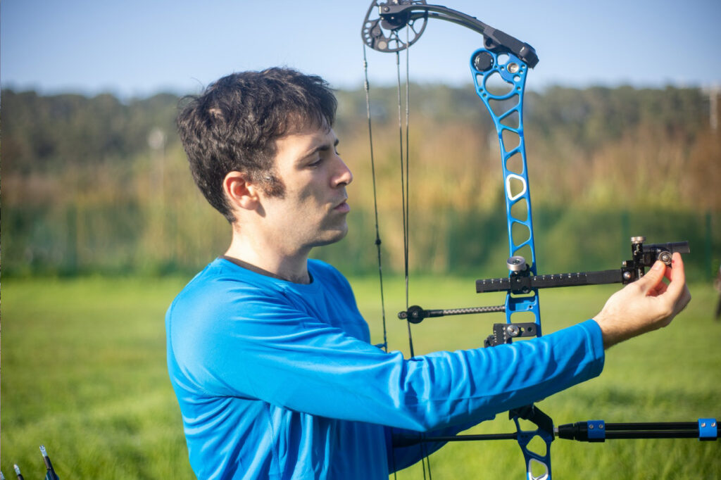 Can you shoot a compound bow without a release? Archery Heaven