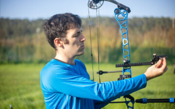 Which way does the odd color fletching go on a compound bow?