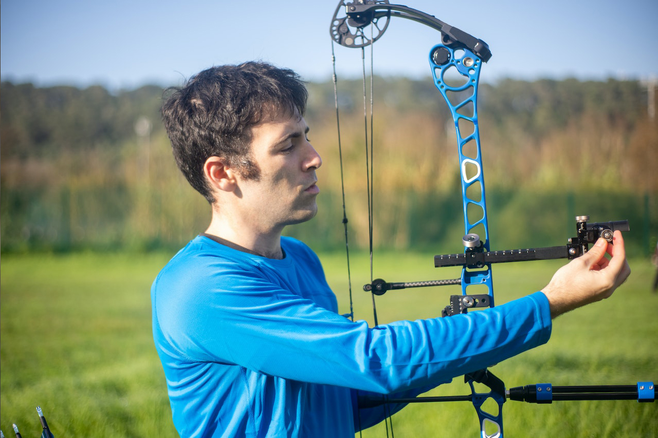 Which way does the odd color fletching go on a compound bow?