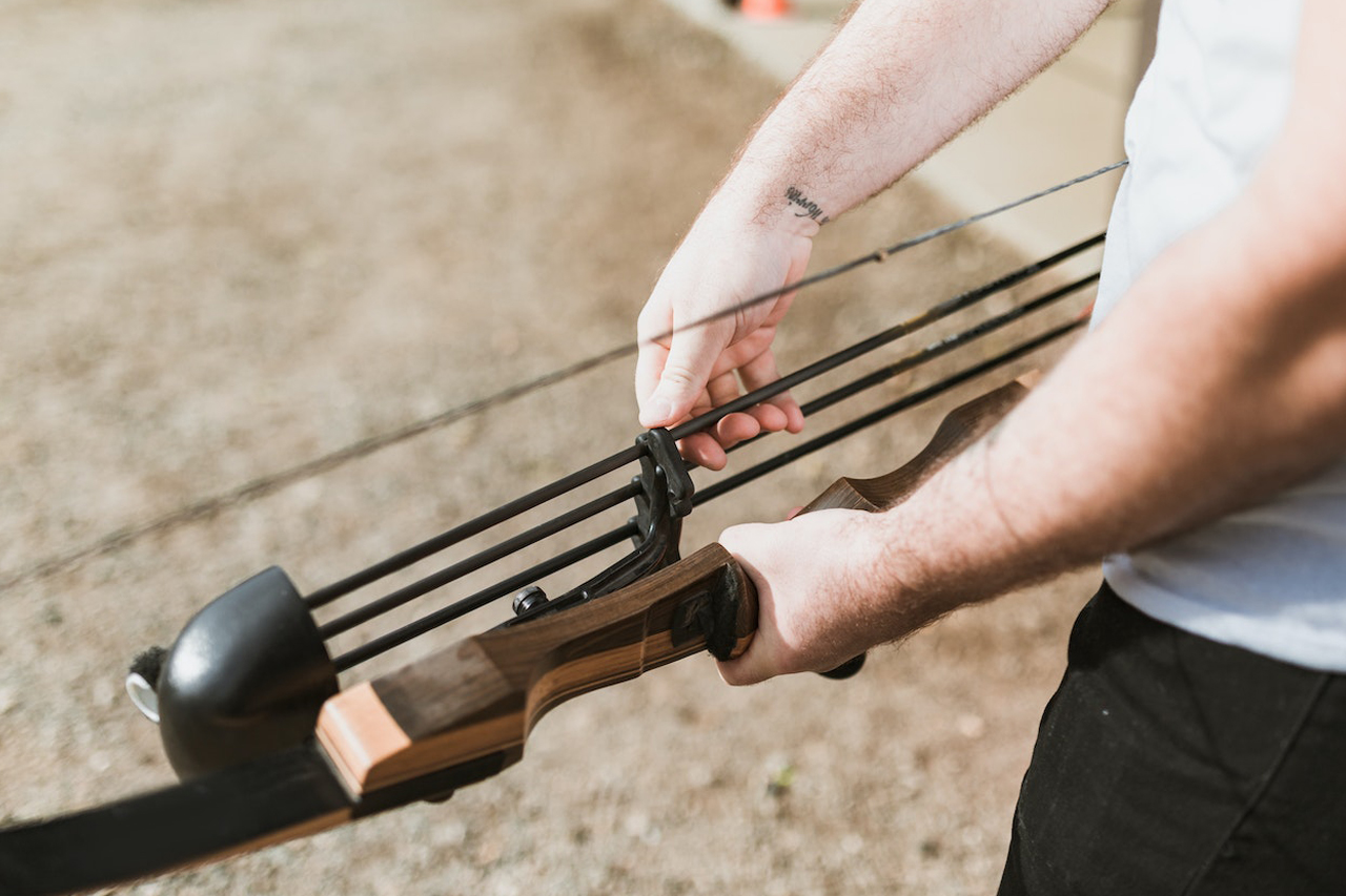 Which Way Does the Odd Color Fletching Go on a Recurve Bow?